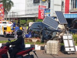 Kecelakaan Tunggal di Bunderan Ramayana mengakibatkan kerusakan Vegetasi dan SPKUA