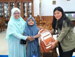 Rachel Pelajar Kelas 3 SD, Menerima Hadiah dari Pj Bupati Lahat.