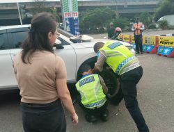 Sigap dan Peduli: Dua Anggota Unit Lantas Cengkareng Bantu Ibu yang Alami Ban Kempes