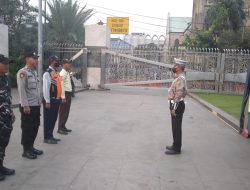 Anggota Polsek Sawah Besar Melakukan kegiatan Antisipasi Parkir Liar Sore hari bersama Tiga Pilar.