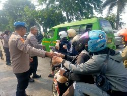 Peduli Sesama, Polsek Kalideres Bagi Sarapan Pagi untuk Warga