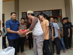Usai Sholat Jumat ,Kapolres Serang Bagikan Makanan Siap Saji