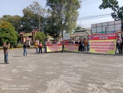 Polres Lahat Kawal dan amankan Aksi Unjuk Rasa dari Gabungan Perkumpulan Petani Pemakai Air (GP3A) Ex warga Nanjungan di Kantor Pengadilan Negeri Lahat.