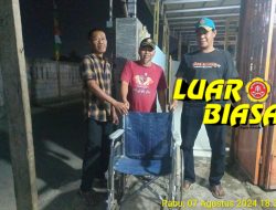 Ketua RT dan RW Hadir Bersama Karang Taruna kelurahan Sepatan Memberikan Kursi Roda Kepada Masyarakat Kampung Baru Tari Kolot