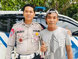 Personel Mobil PJR Polda Sumsel Sontak Melihat Seorang Ibu akan Melahirkan Di jalan Langsung Membawanya Kerumah Sakit