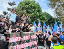 Polres Lahat Kawal Ribuan Massa dari Lintas Partai dan Ormas Melaksanakan Aksi Ke Kantor Bupati Lahat