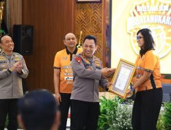 Penghargaan Kapolri untuk Jakarta Bhayangkara Presisi dan Popsivo Polwan atas prestasi di Proliga 2024