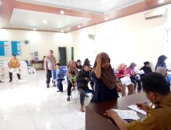 Bhabinkamtibmas Desa Kemuning Dampingi Pembagian Beras dari Kemensos