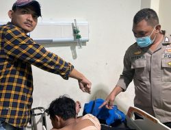 Polsek Cibonong CepatTanggap Laporan Informasi Terkait Adanya  Korban Pelalajar  Akibat AksiTawuran di  RSUD Cibonong  BOGOR Kompassindonesianews.com  Polsek Cibinong cepat tanggap datangi RSUD Cibinong dimana mendapatkan laporan adanya pelajar korban aksi tawuran yang berada di IGD RS korban pembacokan.  Kapolsek Cibinong Kompol Waluyo,.SH,.MH menjelaskan bahw setelah mendapatkan laporan sekira pukul 20.00 wib langsung memerintahkan anggota polsek Cibinong ke RSUD Cibinong l, dan benar Didapatti adanya seorang pelajar diketahui SMP terbaring dengan celurit masih menempel di lengan tangan menancap   Hasil pemeriksaan pihak Kepolisian Polsek Cibinong kepada Korban bahwa korban mengaku korban bernama AF (16) dimana Bermula Dari adanya Ajakan Berkelahi Di Direct Message (DM) Yang Dilontarkan Seorang Murid SMP Yang Diduga Dari SMPN wilayah Cibinong Yang Kemudian Di Lancarkan Di Depan SMP AB wilayah Bojonggede,  “Dimana Pada Saat Kejadian dilokasi TKP Jalan Raya Wilayah Cilebut  Kecamatan Sukaraja Kabupaten Bogor Pihak Korban Melihat dari Pihak Para Pelaku Terdiri Dari 3 Orang Dan dari  Pihak Korban 2 Orang, Kemudian Keadaan Berubah Yang Tadinya Perkelahian Menjadi Tawuran Yang Mengakibatkan Korban Dibacok Oleh Pelaku Namun Pelaku Langsung Kabur Setelah Membacok Korban dan tidak kenal sebelumnya.  Korban AF Lalu Dilarikan Kerumah Sakit Dalam Kondisi Luka Bacok Di Bawah Lengan Kanan Dengan Posisi Celurit Masih Menancap ke RS Pelita Harapan dan akhirnya di rujuk ke RSUD Cibinong.  Pihak Kepolisian Polsek Cibinong Mendapatti Identitas Korban  Nama : A.F, Tempat, tgl lahir : Jakarta, 08 Desember 2008, Agama : Islam, Pekerjaaan : Pelajar, Alamat : Kp. Bojong Sempuh Timur Desa Cilebut Timur Kecamatan Sukaraja Kabupatem Bogor  Adapun Barang Bukti Yang Ditemukan Hanyalah Satu Buah Clurit Yang Tersangkut Di Lengan Korban, dimana pihak RSUD Cibinong berupaya untuk menangani hal tersebut dengan mengeluarkan celurit yang masih menancap di lengan tangan korban AF.  Sampai berita ini diturunkan Pihak Polsek Cibinong Sudah Menyerahka  Perkara ini Ke Polsek Sukaraja mengingat TKP Aksi Tawuran tersebut masuk wilayah Hukum Polsek Sukaraja Jalan Raya Cilebut, dan Kami  Menghimbau Kepada Para Orang Tua Untut Terus Memantau Aktifitas Anak anaknya Baik di Lingkungan Sekolah Dan Rumah Dan Juga turut Serta Pihak Sekolah Senantiasi Menjaga Murid murid Didik nya dipastikan sepulang sekolah tepat waktu kembali ke rumahnya masing masing untuk tidak nongkrong atau mampir ke tempat lain hanya untuk melakuka  hal yang tidak bermanfaat untuk membantu pihak kepolisian dalam menghindari hal seperti ini yaitu aksi tawuran dan perbuatan kriminalitas lainnya, ujar Kapolsek Cibinong Kompol Waluyo S.H., M.H. ( Rudolf )