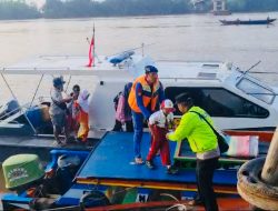 Kapal Satpolairud Polres Muba Sigap Membantu Seberangkan Warga dan Anak Sekolah Akibat Jembatan Runtuh