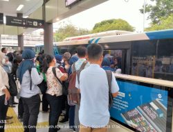 Bus Transjakarta Sarang Pencopet: Pembiaran Pramusapa Pada Kerumunan Penumpang Memasuki Bus Transjakarta yang Padat Berdiri
