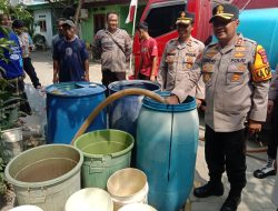Memasuki Musim Kemarau ,Kapolres Serang Bagikan Ribuan Liter Air Bersih Melalui Program PECAK