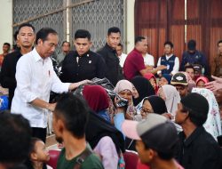 Usai Resmikan Pasar Induk Godean, Jokowi Serahkan Bantuan Beras di Kalurahan Condongcatur.