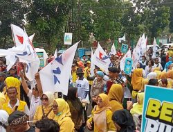 Diarak Ratusan Relawan dan Partai Politik, Paslon Benyamin-Pilar Melakukan Pendaftaran Pilkada 2024 di kantor KPU Tangsel