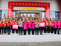 Tiba di Palembang, Tim Voli ‘Putri Sriwijaya’ Bhayangkari Sumsel Disambut Yel Yel Meriah dan Pengalungan Bunga