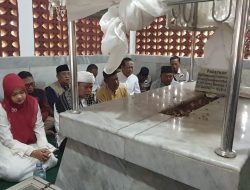 Sambut Hari Jadi Karawang Ke-391, Pasangan Acep-Gina Ziarah Ke Makam Adipati Singaperbangsa Didampingi Ayahanda Ade Swara dan Relawan
