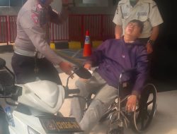 Sigap dan Peduli, Personel Satlantas Jakarta Barat Bantu Korban Lakalantas Di S Parman