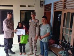 Bhabinkamtibmas Sebagai bapak Asuh Anak Stunting Lakukan Penyaluran Santunan dan Bantuan di Desa Tapos l