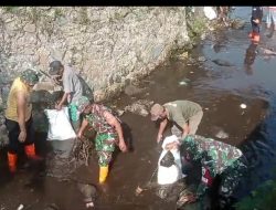 Gotong Royong Bersihkan Sungai: Rangkaian HUT TNI ke-79 di Desa Ciomas Rahayu