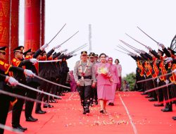 Dilepas Dengan Tradisi Pedang Pora, Komjen A Rachmad Wibowo dan Istri Tak Kuasa Meneteskan Air Mata.