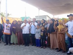 Bacalon H Aep syaepuloh bersilaturahmi dan menyapa masyarakat di halaman kantor PT MSI Adiarsa Barat