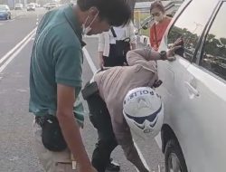 Personel Satuan Lalu Lintas Polresta Bandara Soekarno-Hatta (Soetta) melakukan kegiatan kepolisian berupa membantu masyarakat yang sedang mengalami kesulitan di wilayah tersebut