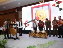 Kapolda DIY, Beri Penghargaan Kepada Anggota yang Berprestasi dan Masyarakat yang Membantu Tugas Kepolisian