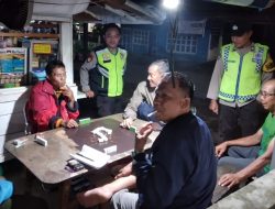 Bhabinkamtibmas Polres Lahat Laksanakan Himbauan pada Masyarakat Dalam Menyukseskan Pilkada Tahun 2024.