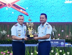 Pangkoops Udara I Serahkan Piala Bergilir Juara Umum MTQ XXII tahun 2021 kepada Kasau dalam Pembukaan MTQ XXIII TNI AU Tahun 2024
