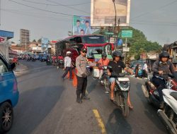Anggota Polsek Ciampea Giat COOLING Sistem, Laksanakan Kegiatan Pengaturan lalu-lintas Cipta Kondisi Agar Aman Tertib dan Kondusif Bagi Pengguna Jalan Raya Serta Mendukung Pilkada Serentak Mantap Praja 2024