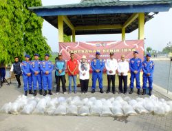 Mendukung Ketahanan Pangan Nasional, Ditpolairud Polda DIY Menebar 5.000 Bibir Ikan di Kabupaten Bantul