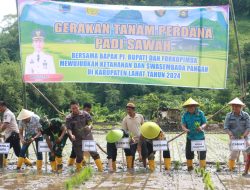 Kapolres Lahat Hadiri Gerakan Tanam Padi Perdana Bersama Pj. Bupati Lahat di Desa Tanjung Sirih