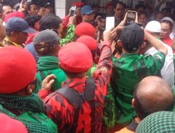 Ratusan Pendukung Pasangan Calon Bupati 02 Harda – Danang Mendatangi Kantor Bawaslu Sleman