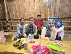 Ketua Komunitas Karaoke Show ( KKS ) Bunda Rita Rayakan Miladnya Yang Ke 49 Tahun Di Saung Kembangan Jakarta Barat.
