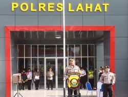 Sepuluh Orang Anggota Polres Lahat Yang Berprestasi Dan Dedikasi Serta Proposional Dalam Menjalankan Tugas Di Berikan Pengharhagaan