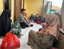 Sambangi ibu-ibu di wilayah Binaan Kapolsek dan Bhabinkamtibmas sampaikan pesan-pesan kamtibmas