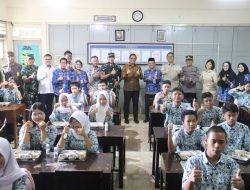 SDN Sinduadi dan SMPN 5 Depok, Mendapat Kunjungan dari Kepala Kantor Komunikasi Presiden