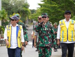 Pangdam Zamroni Touring Tinjau Penanganan Sampah Sungai dan Laut