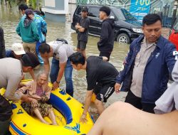 Personil Polres Metro Tangerang Kota dan Warga Bersama Evakuasi Korban Banjir di Desa Jati Mulya