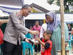 Kapolres Metro Jakarta Timur Bagikan Nasi Gratis untuk Warga Bambu Apus