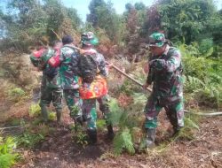 Anggota Koramil 01/Bengkalis Laksanakan Pendinginan Titik Api di Desa Sungai Alam