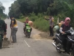 Aksi Peduli POLRI – TNI, dan Cv. Mitra Persada Serta Masyarakat Timbun Jalan Propinsi Batu Nanta