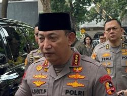 Kapolri Jenderal Listyo Sigit Prabowo Melayat ke Rumah Duka Mantan Wakapolri Komjen Purn Syafruddin