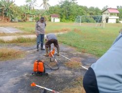 Kebersamaan Warga Desa Muntai: Gotong Royong Bersihkan Lapangan Sepak Bola