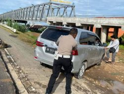Sigap Tangani Kemacetan Unit Lantas Pontianak Timur Bantu Pengendara Yang Pecah Ban di Tol Jembatan Kapuas 1