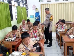 Polisi lakukan Monitoring Makan Bergizi Gratis (MBG) di Pulogebang, Cakung. 3.189 Porsi untuk Anak-Anak