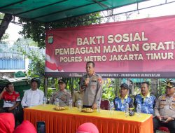 Bakti Sosial Polres Metro Jakarta Timur Bagikan 300 Paket Makan Gratis untuk Warga Ceger
