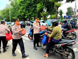 Polsek Ciracas Gelar Pembagian Takjil untuk Warga Selama Bulan Ramadhan 1446 H