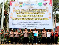 Sinergi TNI – Polri Bagikan Takjil Kepada Masyarakat