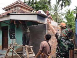 Berpadu dengan Warga Satgas TMMD Kodim 0412/LU Pasang Rangka Atap Teras MCK Mushola.